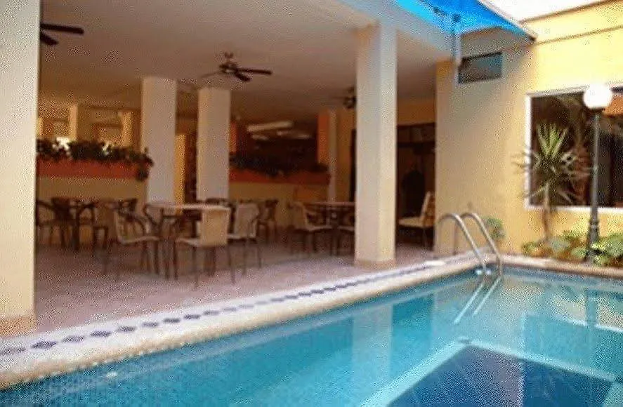 Tropical Inn Hotel グアヤキル