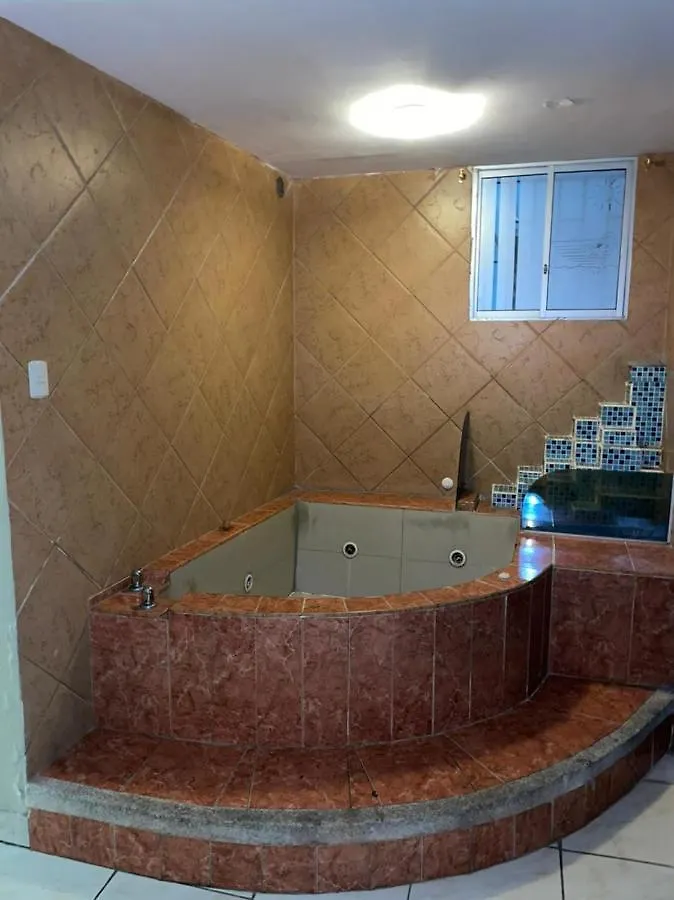 Tropical Inn Hotel Γκουαγιακίλ